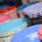 彩色油漆的大油漆桶图像-在勘探者知识中心了解静电稳定的分散剂。
