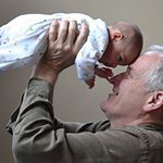 爷爷抱着孩子-在探矿者知识中心了解老年人的营养需求。