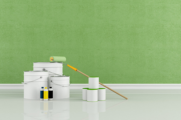 带油漆桶的绿色油漆房间-了解更多关于绿色水性涂料的植物基添加剂